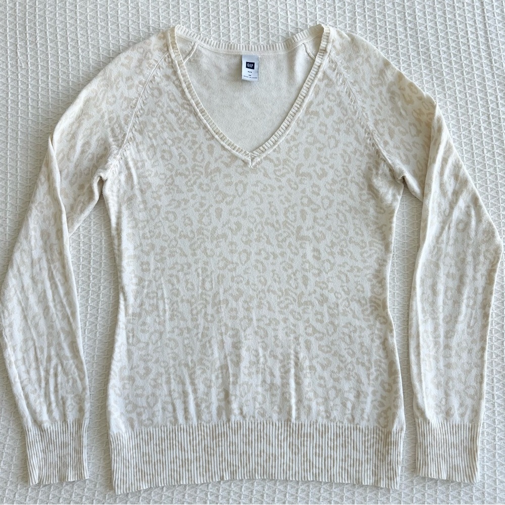 Gap white leopard print v-neck sweater